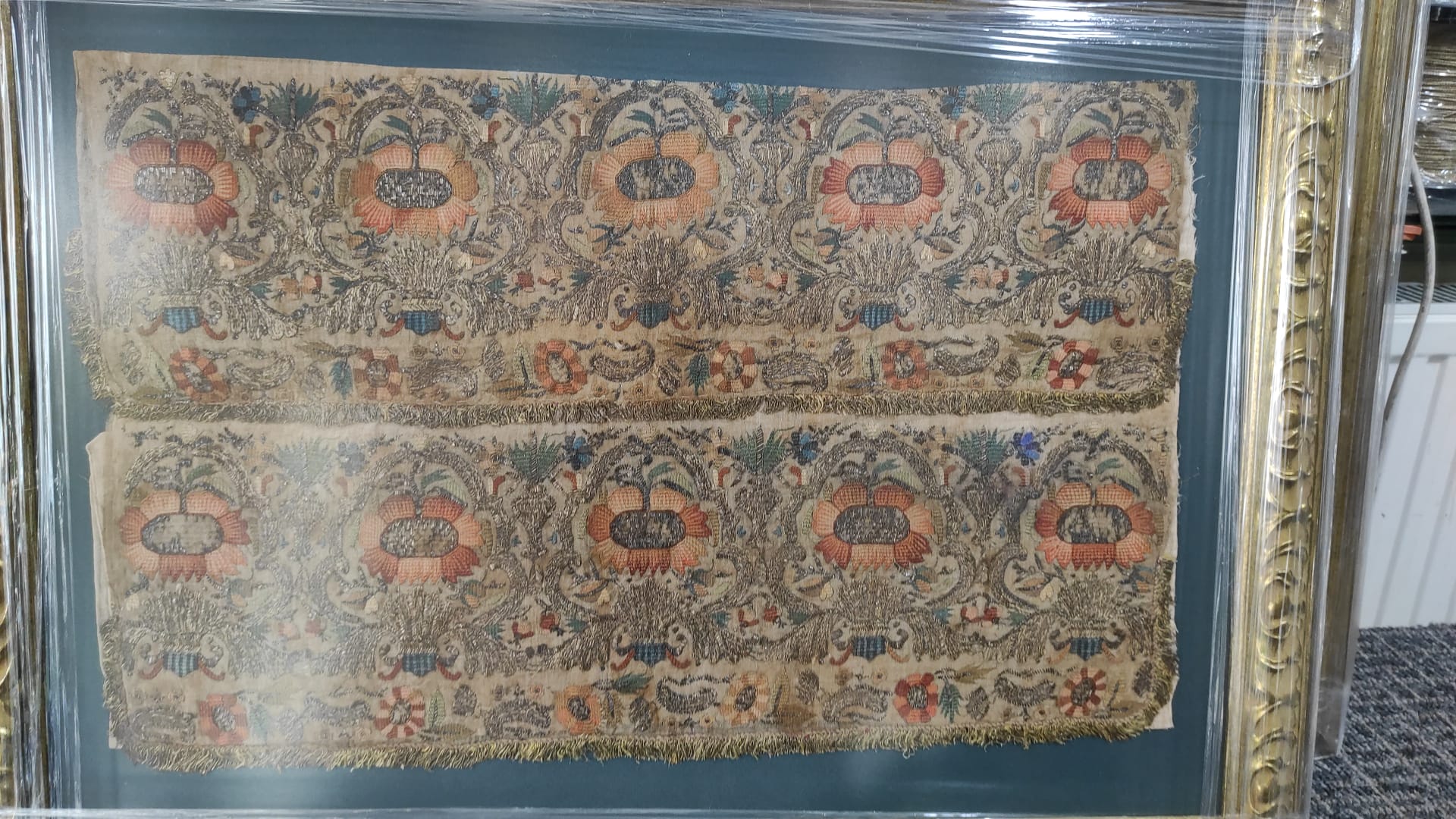 Lüks konut için altın varaklı çerçeve uygulaması